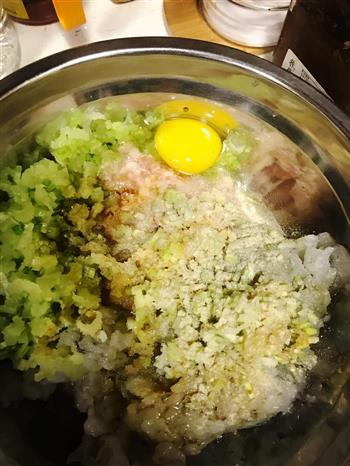 鲜虾芹菜肉馄饨的做法步骤4