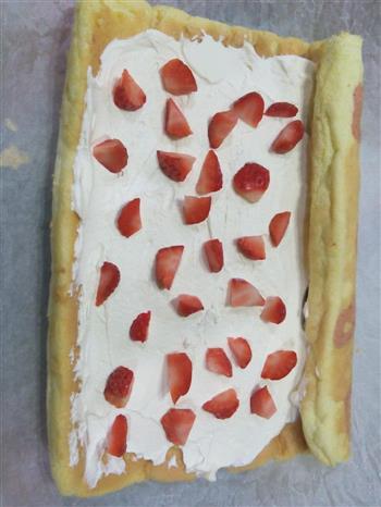 草莓奶油蛋糕卷的做法图解10