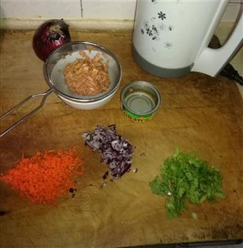 金枪鱼蔬菜吐司+红豆薏米山药糊的做法步骤2