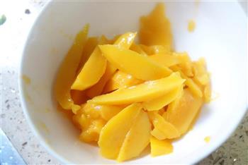 原汁机食谱 好吃又简单的芒果冰沙的做法步骤2