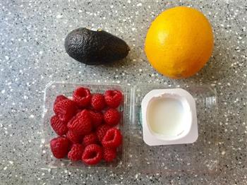 树莓牛油果沙拉的做法步骤1