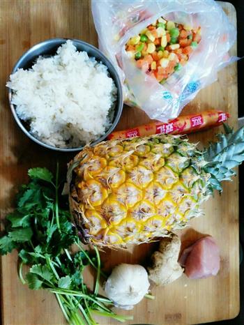 热带风情的菠萝炒饭的做法图解1