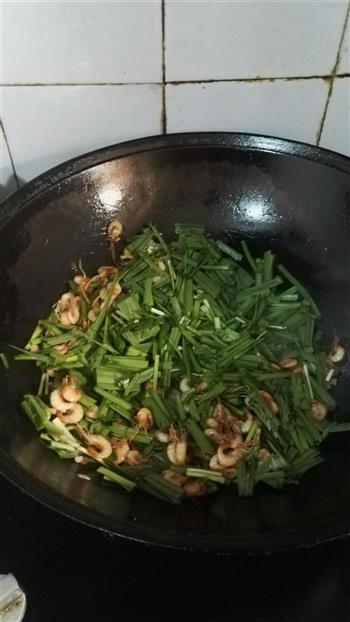韭菜炒河虾的做法步骤4