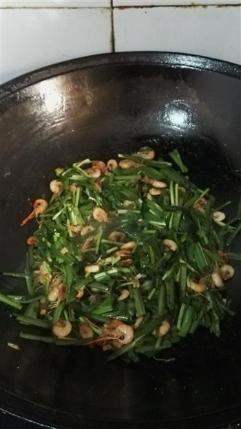 韭菜炒河虾的做法步骤5