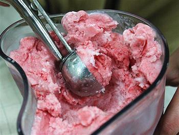 草莓冰淇淋的做法步骤8
