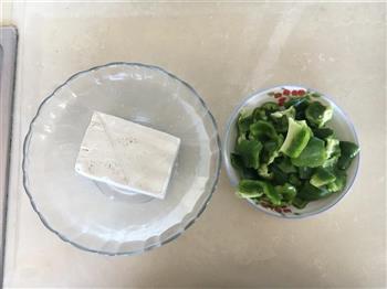 家常豆腐青椒炒肉的做法步骤1