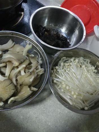 水煮酸菜金针菇肥牛锅的做法步骤1