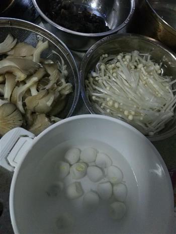 水煮酸菜金针菇肥牛锅的做法步骤2
