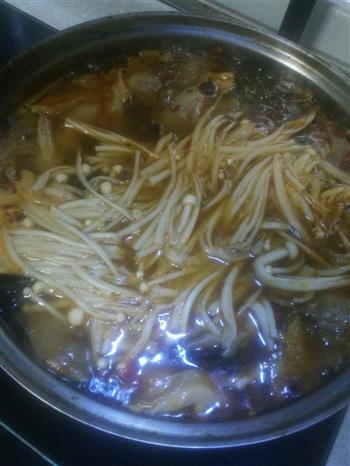 水煮酸菜金针菇肥牛锅的做法步骤5