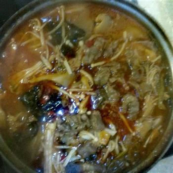水煮酸菜金针菇肥牛锅的做法步骤8