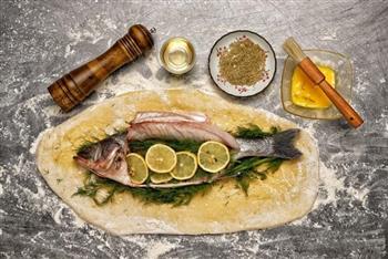 大西洋海鲈鱼-海盐香草面包皮烤全鱼的做法图解5