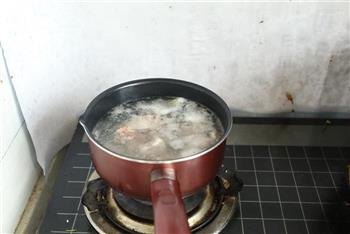 竹荪干贝菌菇排骨汤的做法步骤3