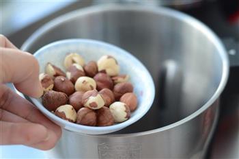 榛仁葡萄干豆浆的做法步骤2