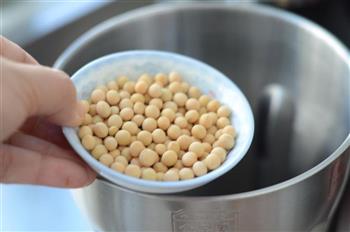 榛仁葡萄干豆浆的做法步骤4
