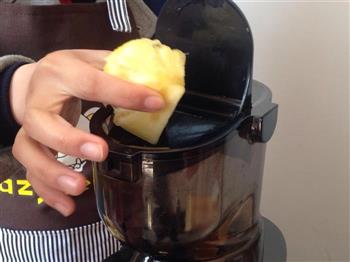 懒熊果汁－菠萝雪梨汁的做法图解2