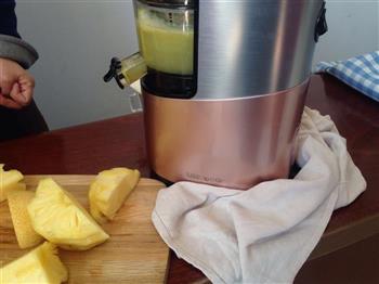 懒熊果汁－菠萝雪梨汁的做法图解5