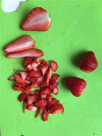 牛奶草莓布丁的做法步骤3