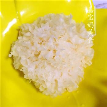 桃胶皂角米炖银耳的做法图解4