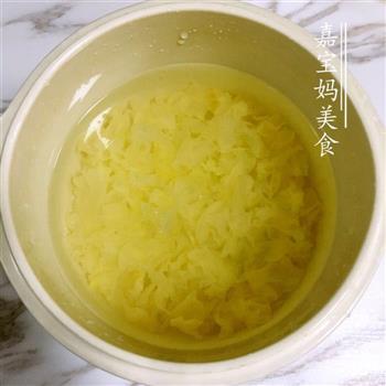 桃胶皂角米炖银耳的做法图解5