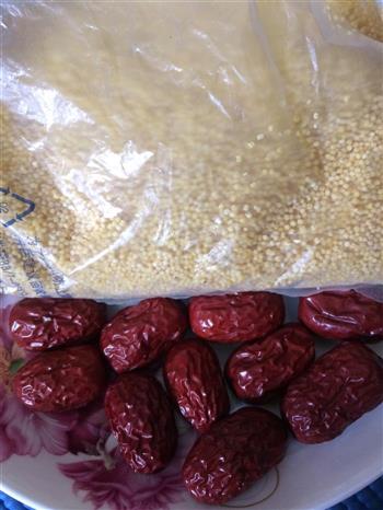 红枣枸杞小米养颜粥的做法步骤1
