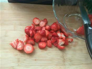手工草莓酱的做法图解1