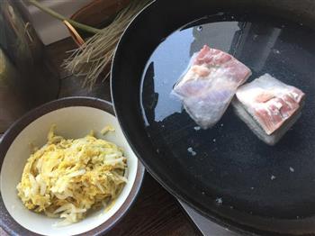 东北酸菜白肉锅的做法步骤3