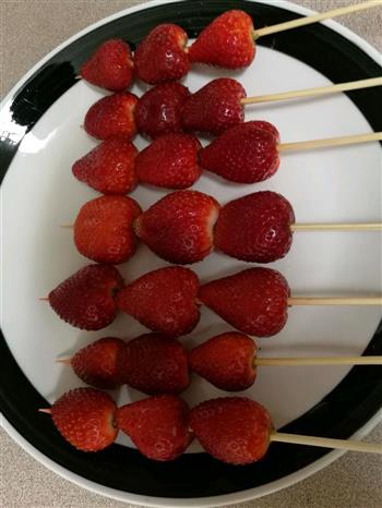 冰糖草莓的做法图解2