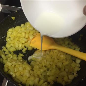 炒鸡详细的菠萝派的做法步骤9