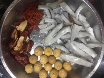 海底椰栗子鸡汤的做法步骤2
