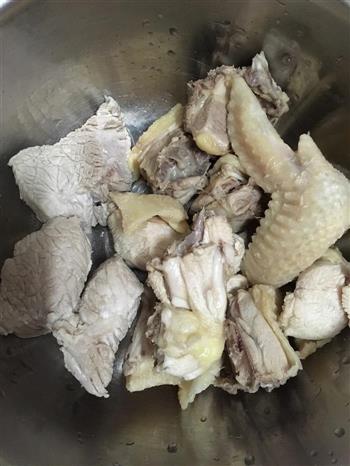 海底椰栗子鸡汤的做法步骤3