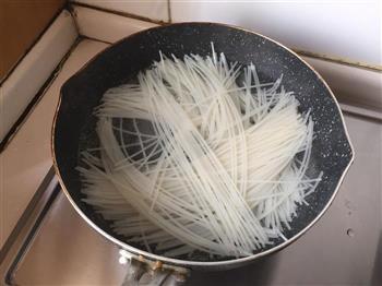 香辣酸菜米线的做法步骤5