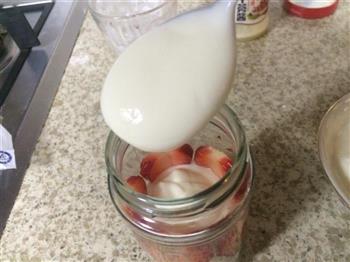酸奶草莓木糠杯的做法图解7