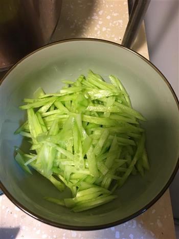 黄瓜凉拌黄花菜的做法步骤3