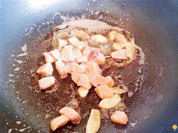 蒜香黄油三文鱼炒饭的做法步骤8