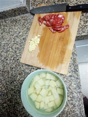 土豆腊肠焖饭的做法步骤2