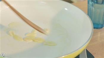 菠菜蛋黄粥 & 上汤菠菜的做法步骤14