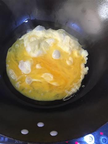 十分钟单人餐-蒜苗炒鸡蛋的做法步骤3