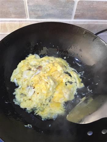 十分钟单人餐-蒜苗炒鸡蛋的做法步骤4