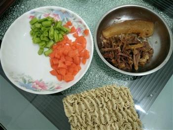 广东虾皮腊肉汇面的做法步骤1