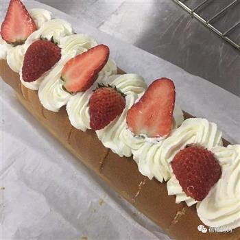 草莓奶油蛋糕卷的做法步骤29
