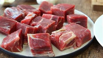 勃艮第红酒炖牛肉的做法步骤2