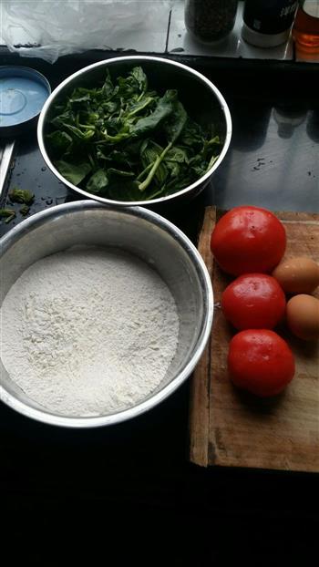 西红柿鸡蛋菠菜面的做法步骤1