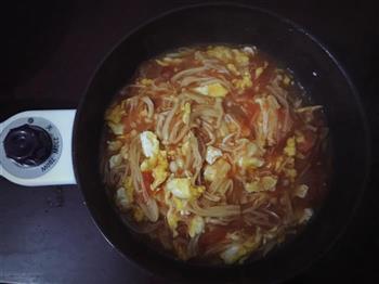 西红柿金针菇炒鸡蛋的做法步骤2