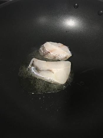 香煎鳕鱼的做法步骤3