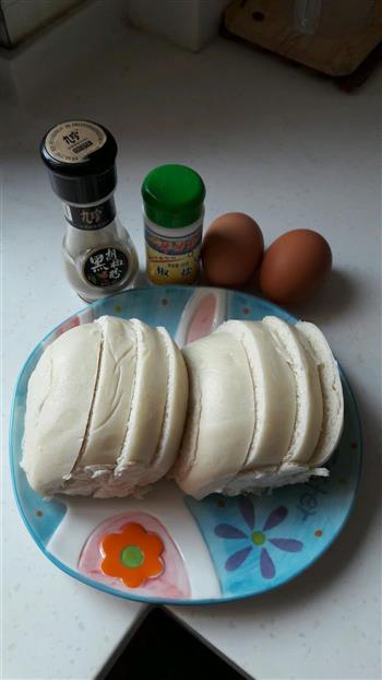 椒盐鸡蛋馒头片的做法步骤1