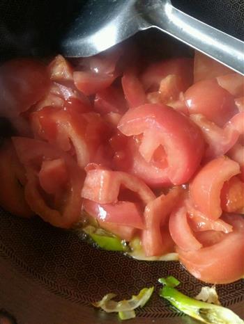 超美味肥牛金针菇番茄面的做法步骤2