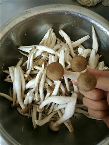 烧肉蘑菇汤的做法图解3