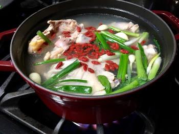 枸杞鸡汤-简单美味的做法步骤2