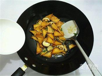 香菇烧豆腐角的做法步骤12