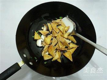 香菇烧豆腐角的做法步骤8